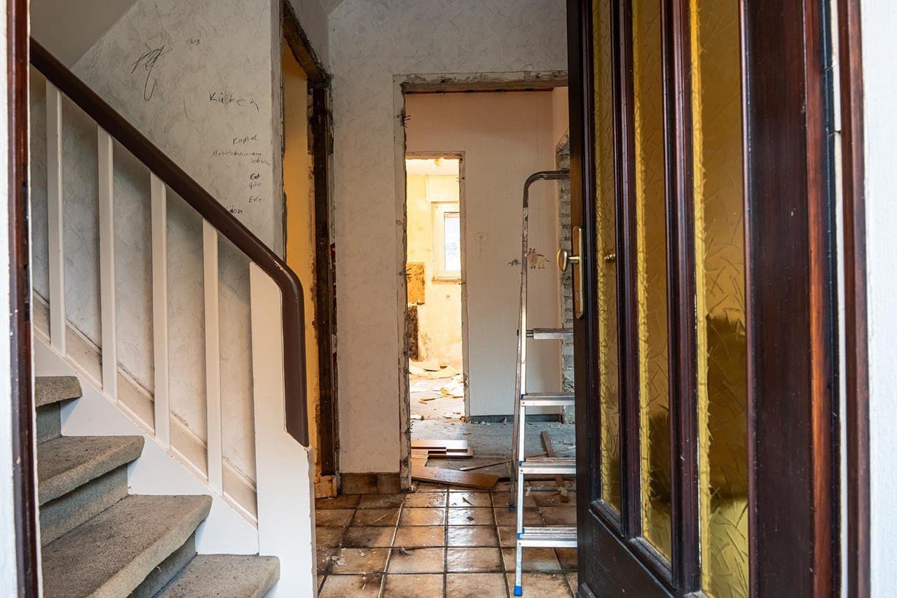 Hausflur während der Entrümpelung