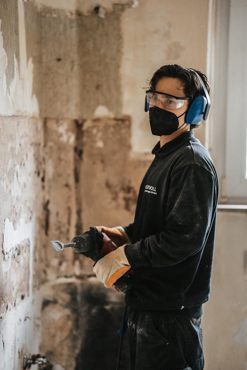 Rückbauarbeiten mit Schutzausrüstung