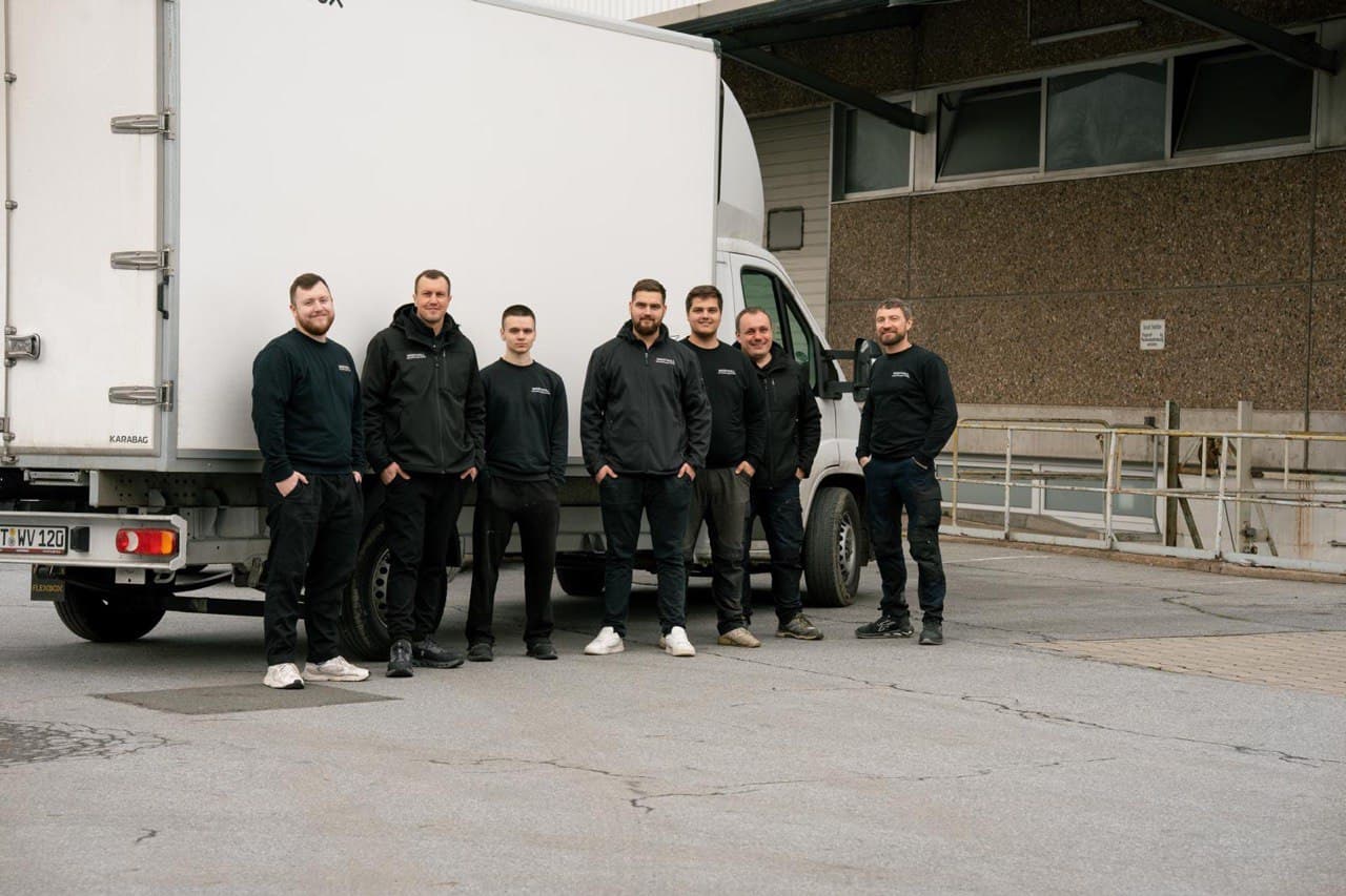 Das Wertvoll Team vor dem Einsatzfahrzeug