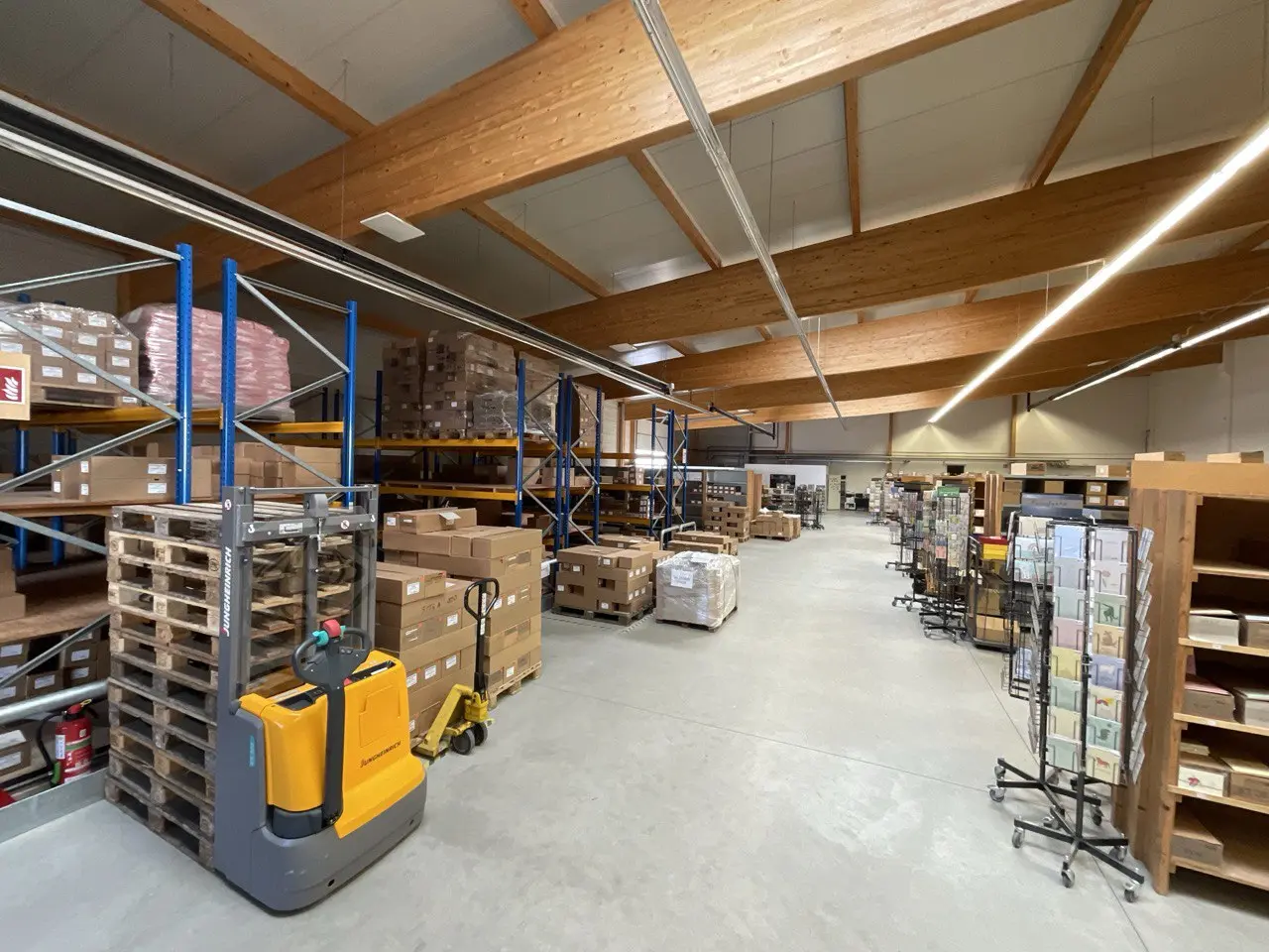 Lagerhalle mit Regalen und einem Hubwagen