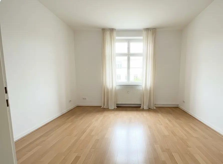Leerer, gefegter Raum mit Parkettboden und Gardinen am Fenster