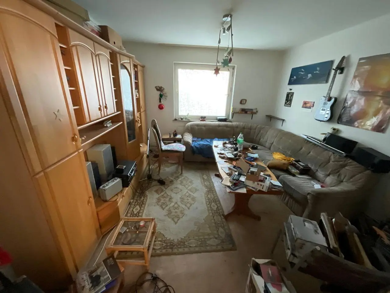 Möbliertes Wohnzimmer mit Schrankwand und Sofa