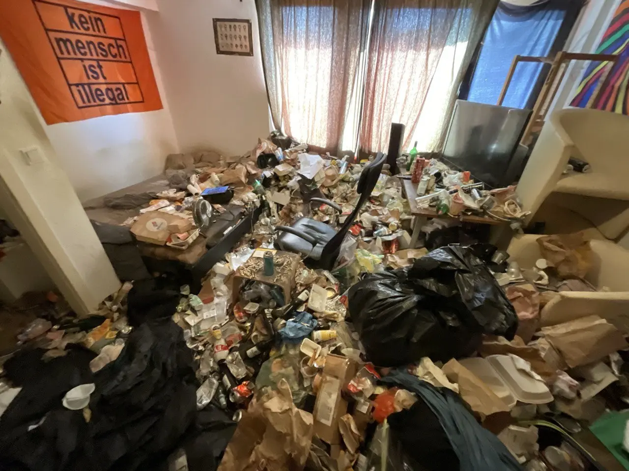 Stark vollgestelltes Wohnzimmer vor einer Wohnungsentrümpelung
