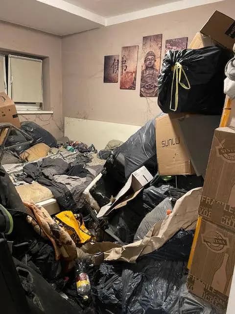 Zimmer mit Müllsäcken und Hausrat bis zur Fensterbank